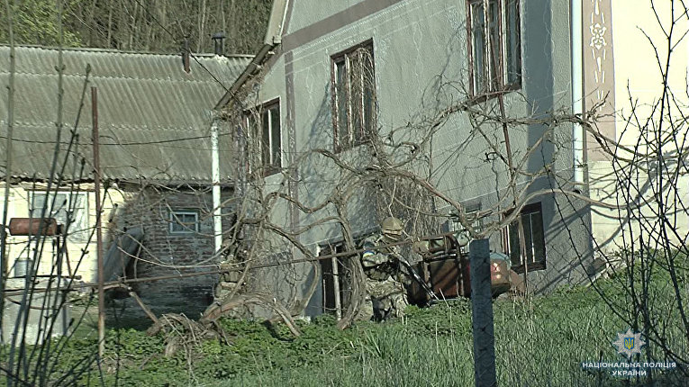 Спецоперация в винницкой области: полиция пошла на штурм дома