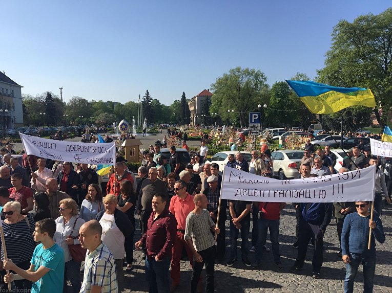 В Ужгороде жители сел митингуют за право на децентрализацию