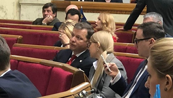 Олег Ляшко и Юлия Тимошенко ведут переговоры в сессионном зале Верховной Рады