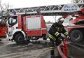 Сотрудник противопожарной службы МЧС РФ на тушении пожара