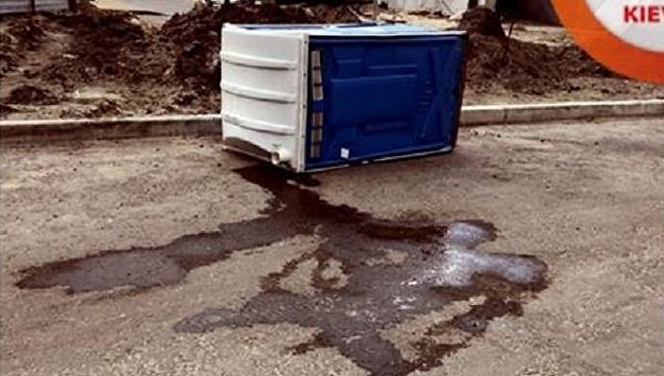 Падение переносного туалета на ВАЗ в Киеве