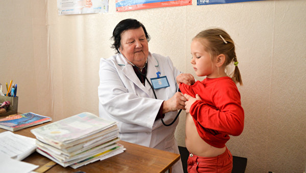 Больница в с. Яцки, Киевская область. Осмотр семейным врачом пациента перед прививкой