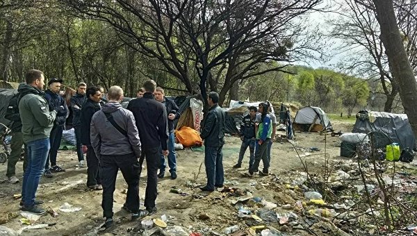 Члены С14 выгнали цыганский табор из Голосеевского парка в Киеве