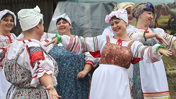 Латвийские женщины в национальных костюмах