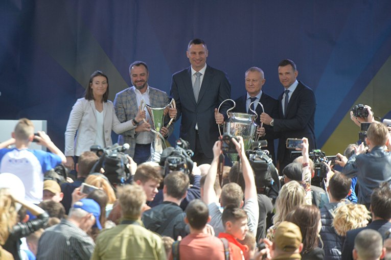 Церемония передачи Кубков Лиги чемпионов УЕФА в Киеве