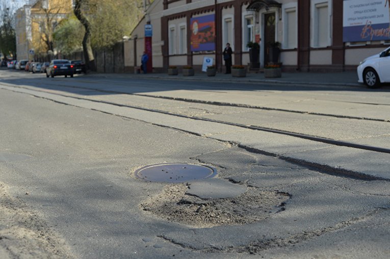 Ямы на дорогах и тротуарах киевского Подола