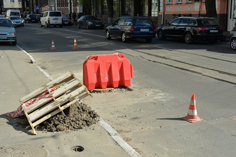 Ямы на дорогах и тротуарах киевского Подола
