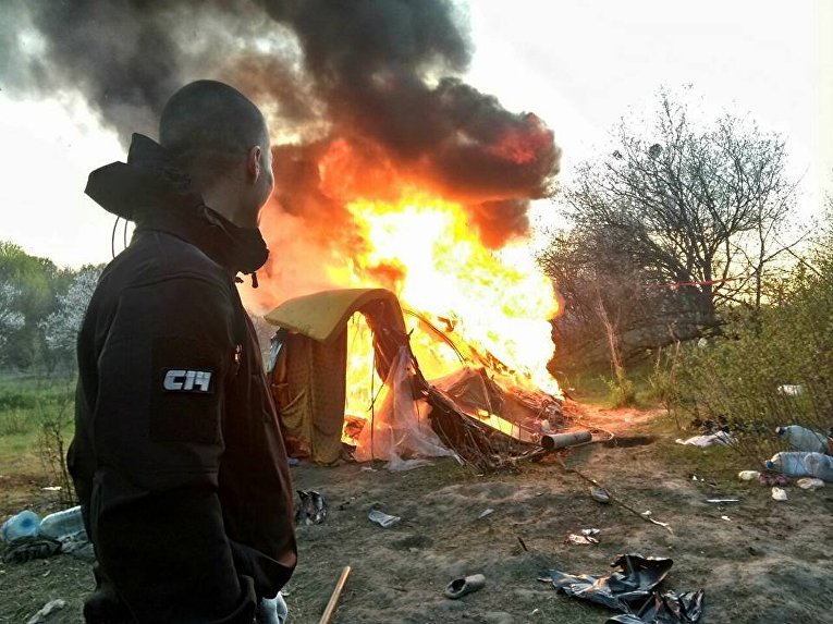 Радикалы из С14 выгнали ромов и сожгли табор на Лысой горе в Киеве