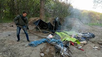 Радикалы из С14 выгнали ромов и сожгли табор на Лысой горе в Киеве