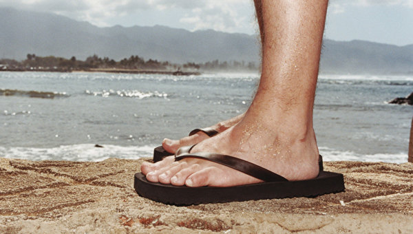 Мужские ноги на фоне пляжа. Стоковое фото № , фотограф Дарья Мирошникова / Фотобанк Лори