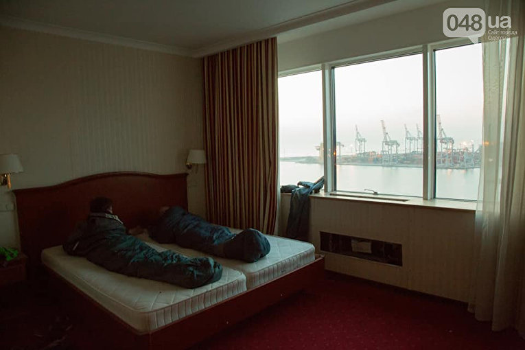 Экстремалы переночевали в лучшем номере заброшенной гостиницы Одесса