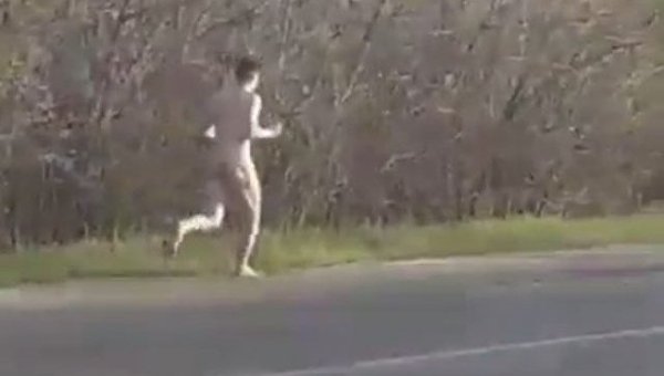 В Запорожской области по дороге бегал голый мужчина