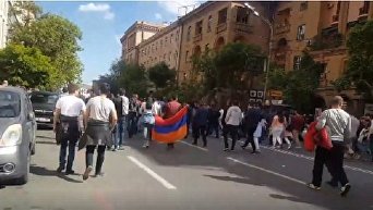 Собравшиеся в центре Еревана приветствуют отставку Саргсяна