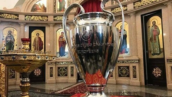 Президент Федерации футбола Украины Андрей Павелко привез Кубок Лиги Чемпионов УЕФА в церковь