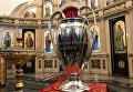 Президент Федерации футбола Украины Андрей Павелко привез Кубок Лиги Чемпионов УЕФА в церковь