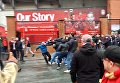 Момент нападения фанатов Ромы на людей в Ливерпуле