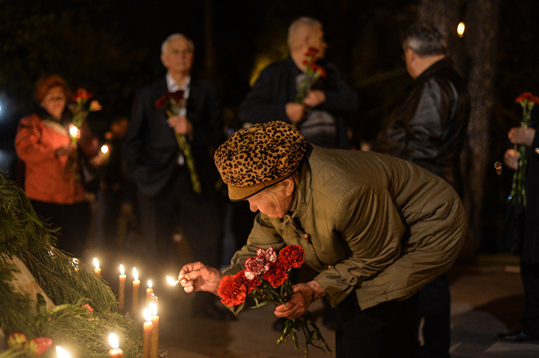 Возложение цветов к Мемориальному кургану Героям Чернобыля в Киеве