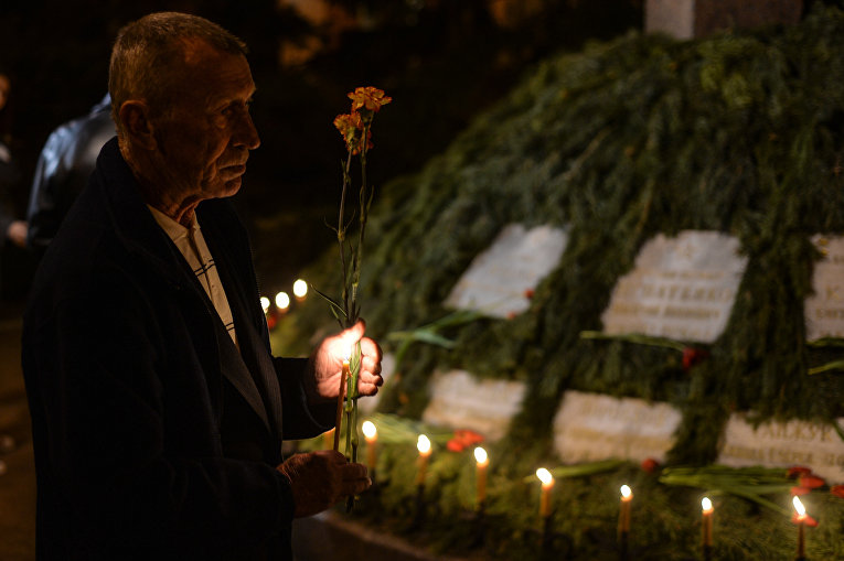 Возложение цветов к Мемориальному кургану Героям Чернобыля в Киеве