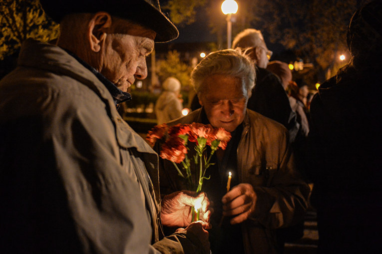 Возложение цветов к Мемориальному кургану Героям Чернобыля и в Киеве в ночь на 26 апреля