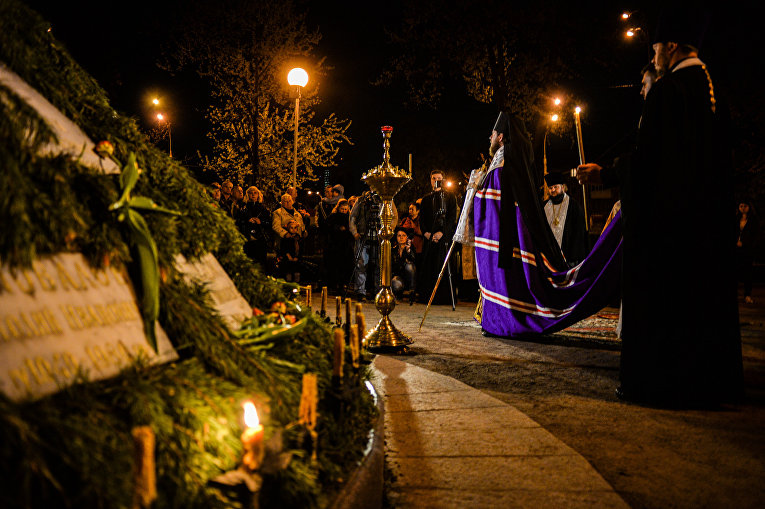 Возложение цветов к Мемориальному кургану Героям Чернобыля и молебен в Киеве