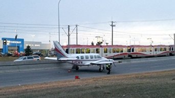 Самолет сел на автростраду в Калгари (Канада)