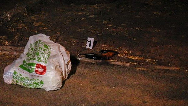 Пистолет и пакет с едой на месте происшествия в Киеве