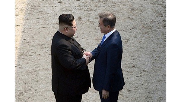 Лидеры КНДР и Южной Кореи Ким Чен Ын и Мун Чжэ Ин