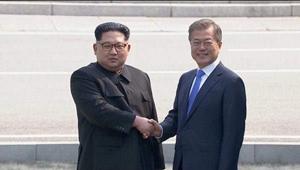 Лидеры КНДР и Южной Кореи Ким Чен Ын и Мун Чжэ Ин начали саммит в пограничном пункте переговоров Пханмунджом