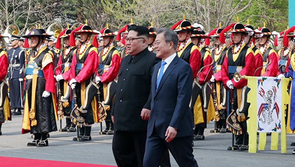 Историческая встреча лидеров КНДР и Южной Кореи Ким Чен Ына и Мун Чжэ Ина