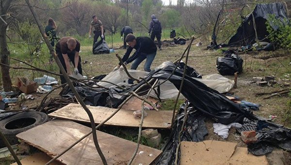Уборка на месте разгромленного лагеря ромов на Лысой горе в Киеве