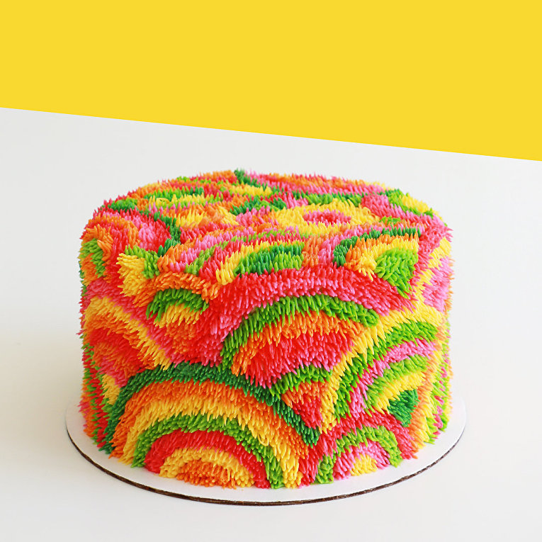 Дизайнер и кондитер Алана Джонс-Ман создает вкусные цветные торты