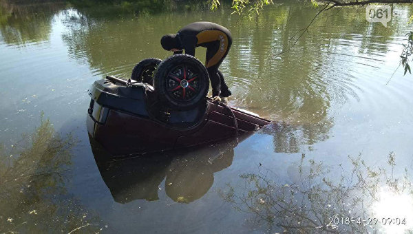 В Запорожском районе авто упало в ставок