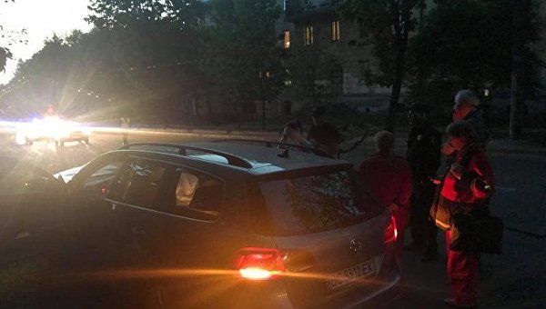 Во Львове в результате падения электроопоры на автомобиль погиб человек