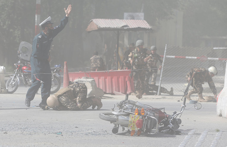 На месте взрыва в Кабуле, столице Афганистана, 30 апреля 2018
