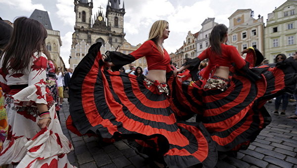 Участники Всемирного фестиваля цыганского танца в историческом центре Праги