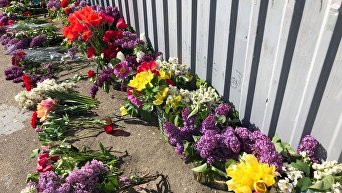 Цветы у Дома профсоюзов в Одессе, где в 2014 году погибли 48 человек