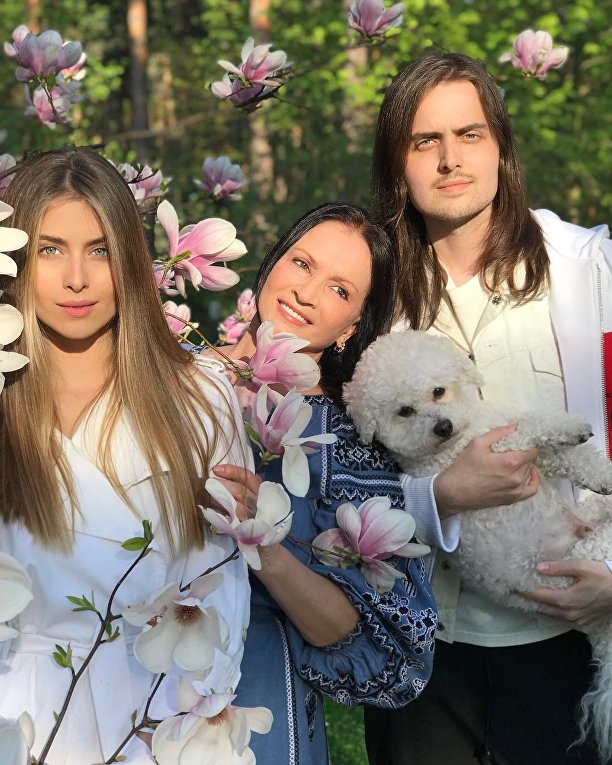 Ротару показала семейную фотосессию на фоне киевских магнолий