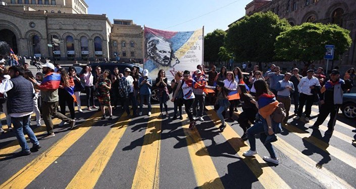 Протесты в Армении: активисты заблокировали дороги и подъезд к аэропорту