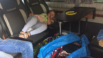 В микроавтобусе на границе с Венгрией нашли девочку под сумками. Видео