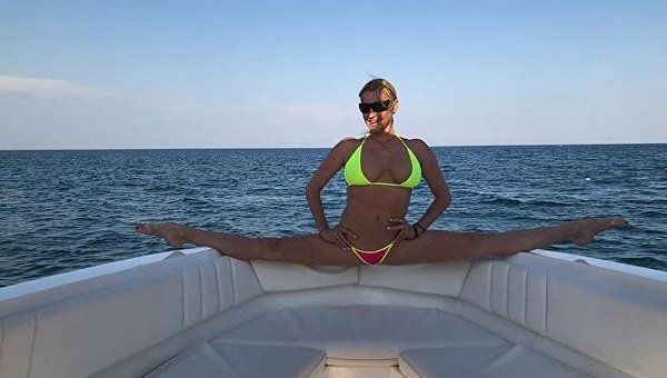 Анастасия Волочкова во время отдыха в Турции села на шпагат на яхте