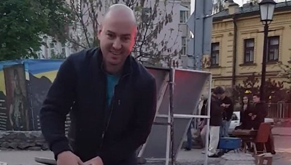 Иностранец показал, как вырывает болларды из земли на Андреевском спуске в Киеве