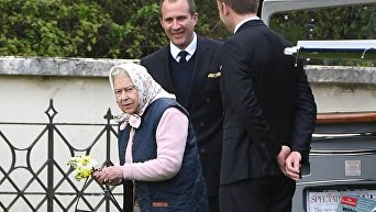 Елизавета II прилетела познакомиться с правнуком на вертолете