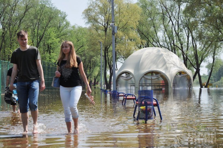 В Чернигове из-за разлива реки затопило городской пляж