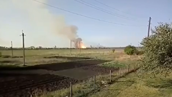 Взрывы каждые 5 секунд. Снято видео в километре от арсенала в Балаклее. Видео