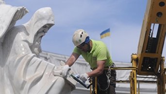 В Киеве помыли главные памятники города