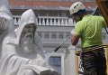 В Киеве помыли главные памятники города