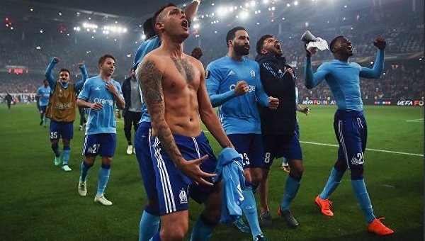 Игроки Марселя празднуют выход в финал Лиги Европы