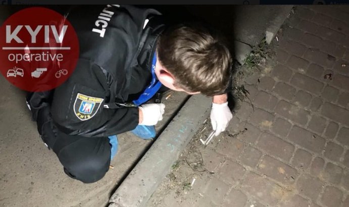 Криминалист на месте взрыва гранаты на Куреневке в Киеве