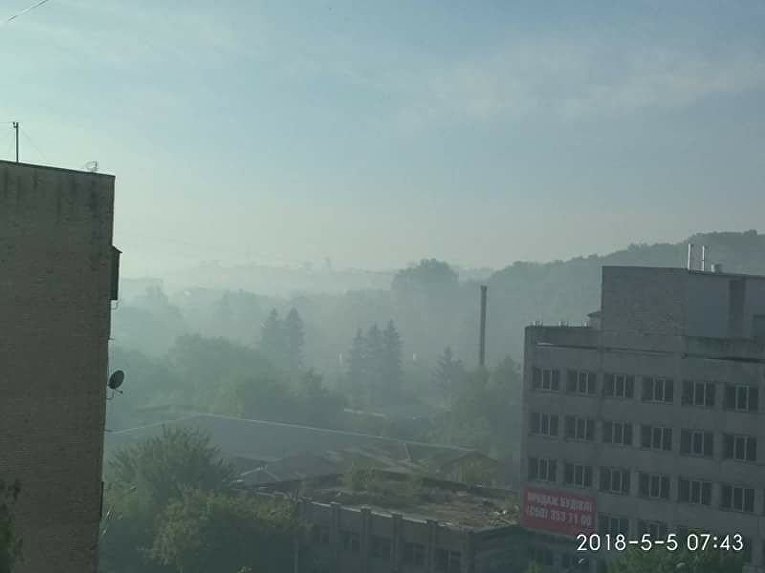 Смог над Виноградарем в Киеве утром 5 мая