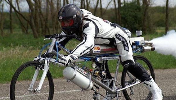 Гонщик Франсуа Жисси на реактивном велосипеде